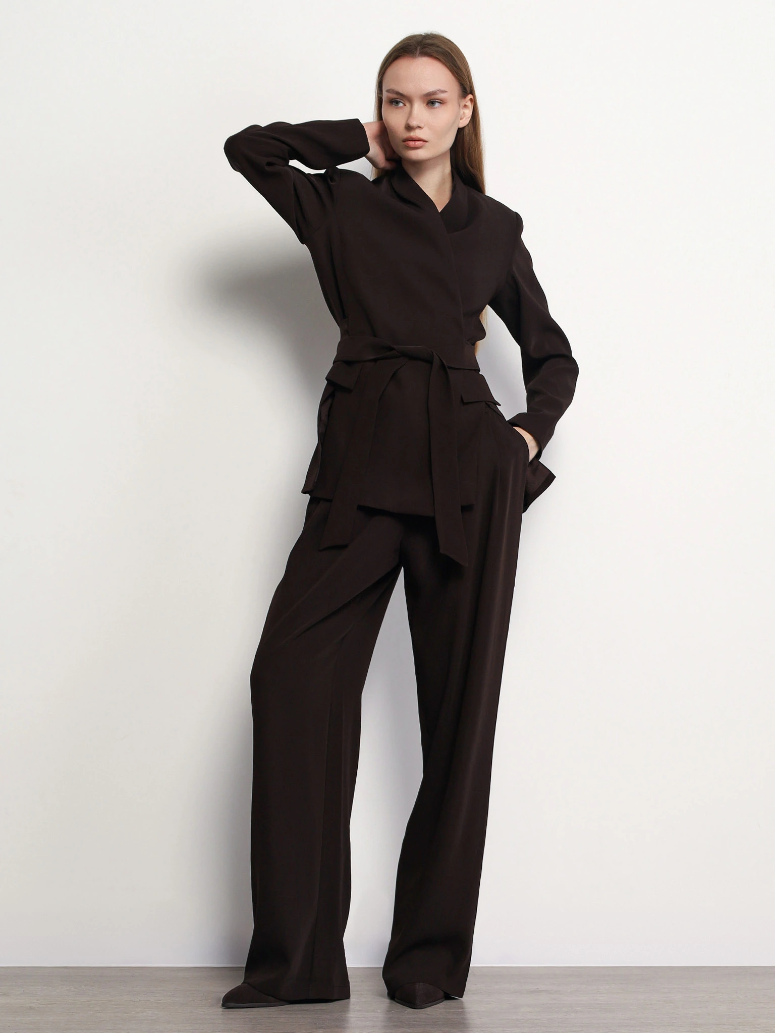 Брюки темно-коричневого цвета расклешенного кроя